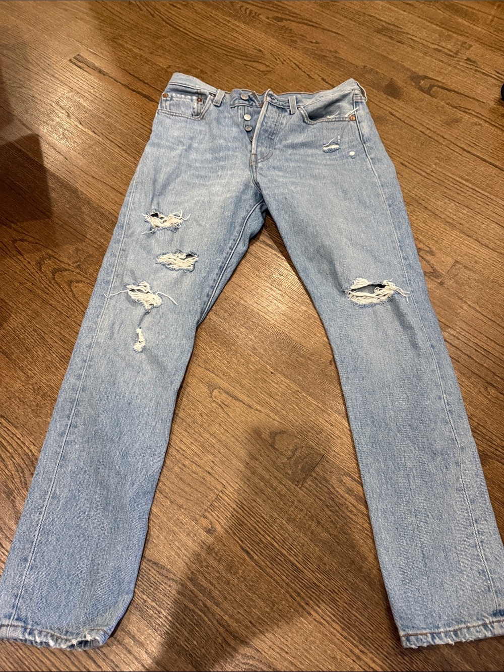 Leviās distressed Jeans